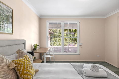 Rustic Queen Room - Located At Serene Street In Pymble - Shared Bathroom - Accommodation Noosa 2