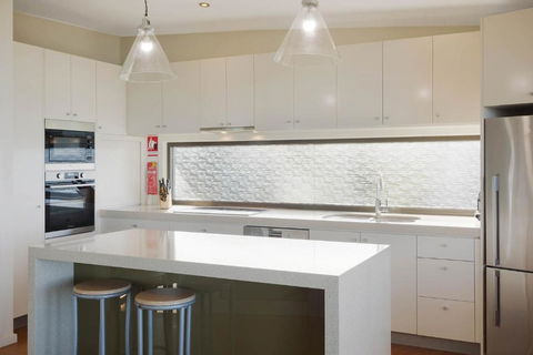 Rolling Waves 3 - Beach Access & Pet Friendly! - Accommodation Noosa 3