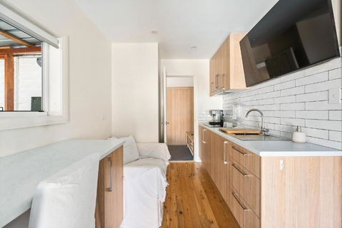 Romanic Garden View 1 Bed Apartment With Ocean Views At Stanwell Tops - Accommodation Noosa 2