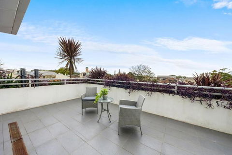 Rooftop 2 Bed Apt With Terrace At Newtown - Accommodation Noosa 3