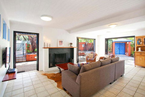 Ross Cres Spacious Private Beach House - Accommodation Noosa 1