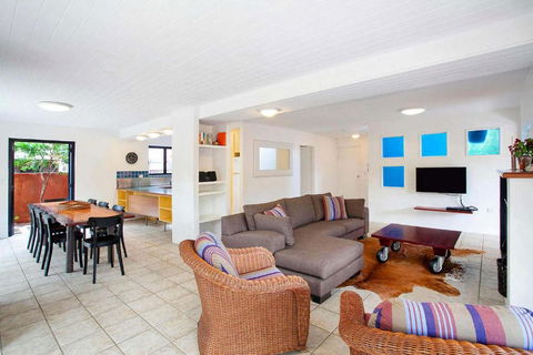 Ross Cres Spacious Private Beach House - Accommodation Noosa 2