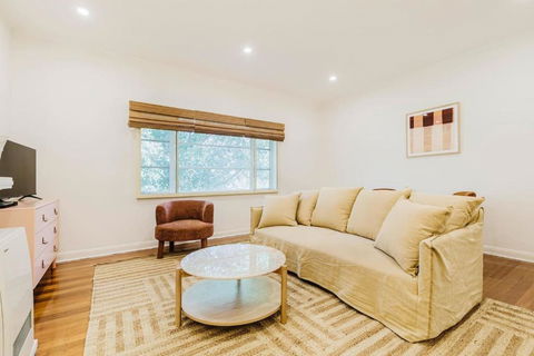 Salmon Calm - Trendy Velvet Allure By Albert Park - Accommodation Noosa 2