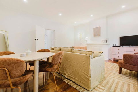 Salmon Calm - Trendy Velvet Allure By Albert Park - Accommodation Noosa 3