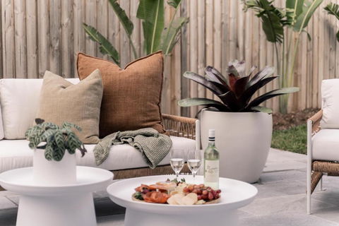 SALTY PALMS On HENLEY -THREE - Accommodation Noosa 1
