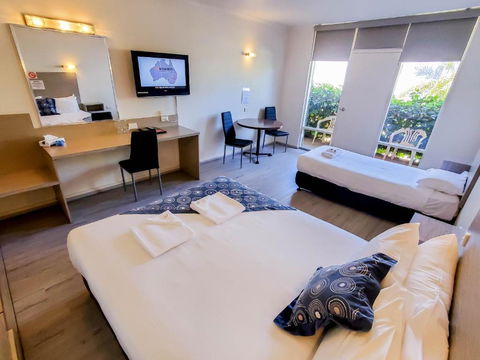Sandors Motor Inn - Accommodation Noosa 3