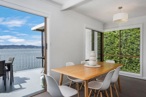 Sandy Bay Waterfront - Accommodation Noosa 1