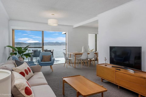 Sandy Bay Waterfront - Accommodation Noosa 2
