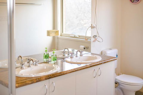StayAU Family Home Comfort In Caroline Springs - Accommodation Noosa 3