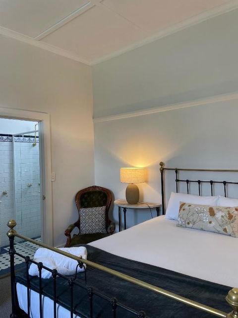 The Bolt Inn - Accommodation Noosa 2