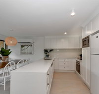 BEAUTIFULLY RENOVATED OCEANSIDE APARTMENT - Accommodation Noosa