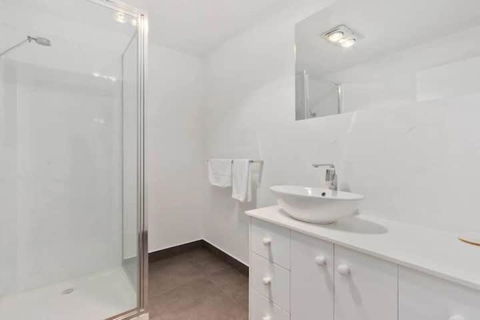 TheTree House Hobart Sleeps 8-2 Bath - Accommodation Noosa 2