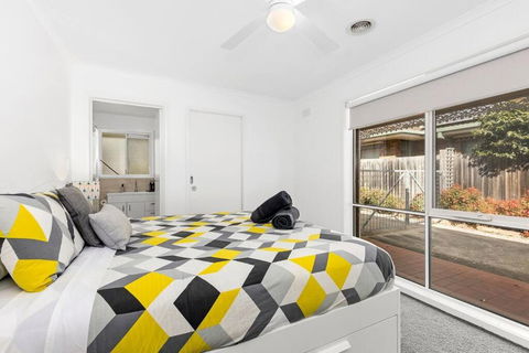 WATERFRONT - BAY VIEWS - Edgewater Springs - Accommodation Noosa 2