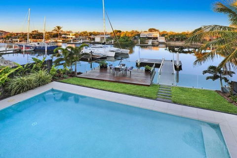 WATERFRONT HOME BORDERING MOOLOOLABA - Accommodation Noosa 1