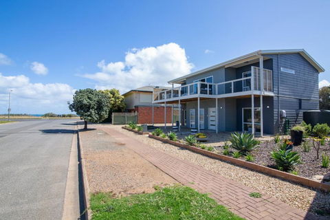 Xanadu - Aldinga Beach - C21 SouthCoast Holidays - Accommodation Noosa 1
